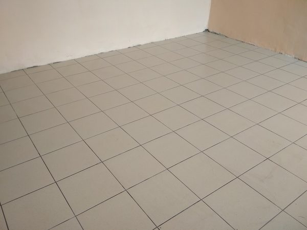 Керамогранит Атем на полу в магазине - выполнение плиточных работ в Запорожье