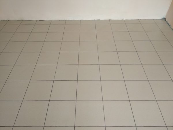 Плиточники в Запорожье уложили керамогранит на полу в магазине