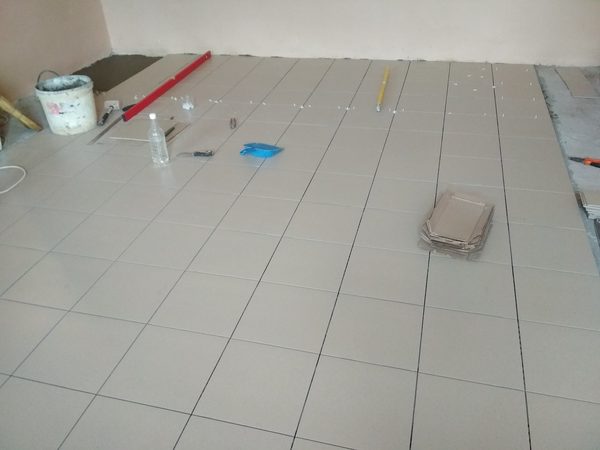 Плиточники в Запорожье - укладываем подрезные ряды вдоль стен