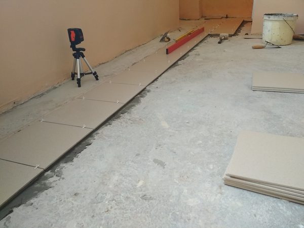 Маячный ряд из керамогранита в магазине, плиточники в Запорожье