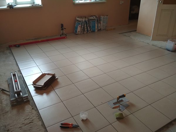 Массив керамогранита в зале магазина с проходами вдоль стен