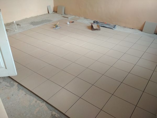 Керамогранит в зале магазина - плиточники в Запорожье