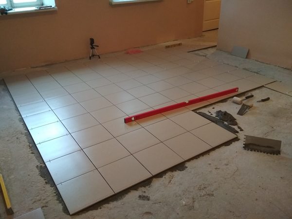 Продолжаем укладывать массив керамогранита