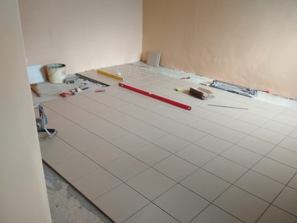 Начинаем укладку крайних рядов керамогранита