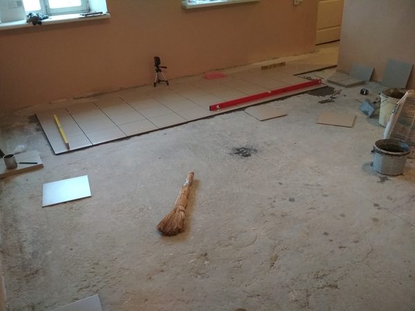 Укладка второго ряда плитки в магазине Запорожье, рынок Анголенко