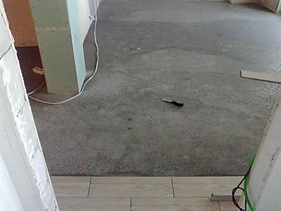 Маячный ряд плитки на кухне и неприкрытая стяжка