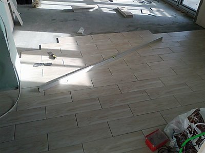 Продолжаем укладку плитки на кухне