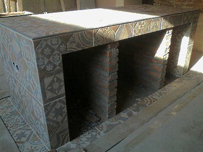 Стол, облицованный плиткой, вид изнутри
