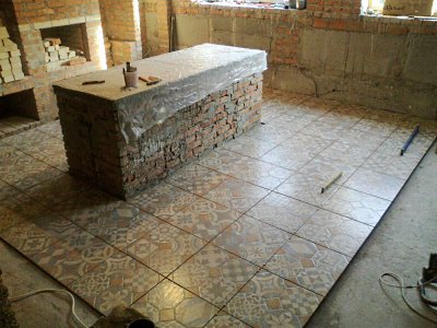 Завершение укладки массива плитки - вид от входной двери