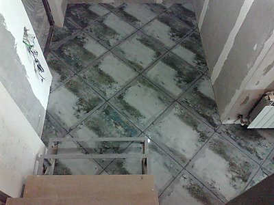 Наносим на швы плитки затирку Sopro серого цвета с блестками