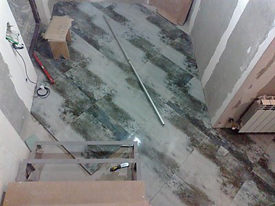 Укладываем подрезку в прихожей, работают киевские плиточники