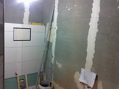 Начинаем укладку с облицовки инсталляции белой плиткой
