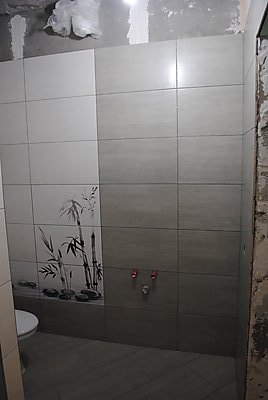 Стена с декором. Уложенная плитка двух цветов