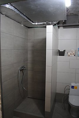 Плитка уложена. Общий вид. Перегородка душа.
