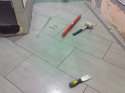 Укладываем серую плитку на пол по-диагонали