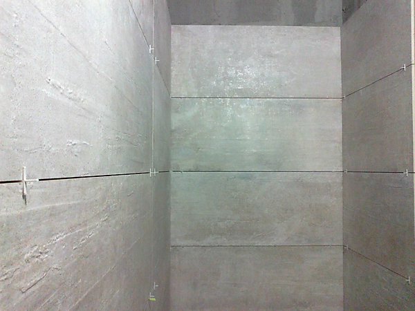 Укладываем плитку на стенах горизонтальными рядами