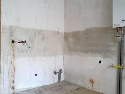 Грунтовка стен под укладку плитки на стены в кухне