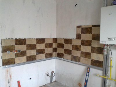Укладка верхнего ряда и места под вытяжку - плиточные работы на кухне