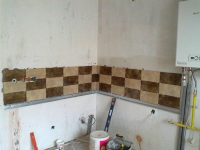 Укладка третьего ряда плитки на стене в кухне - Пример работы плиточников