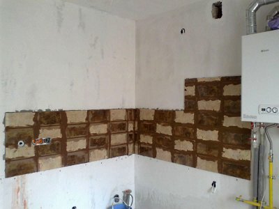 Фуговка швов плитки коричневой затиркой фирмы Mapei